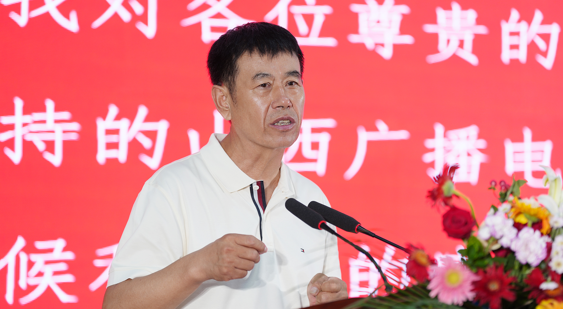 劉總作報(bào)告.jpg